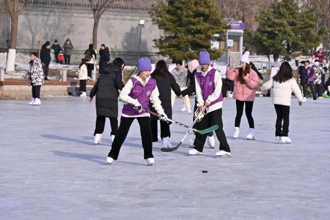 北京多所高校专业冰场对外开放千赢国际首页入口冰雪头条：(图3)