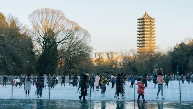 北京多所高校专业冰场对外开放千赢国际首页入口冰雪头条：(图2)