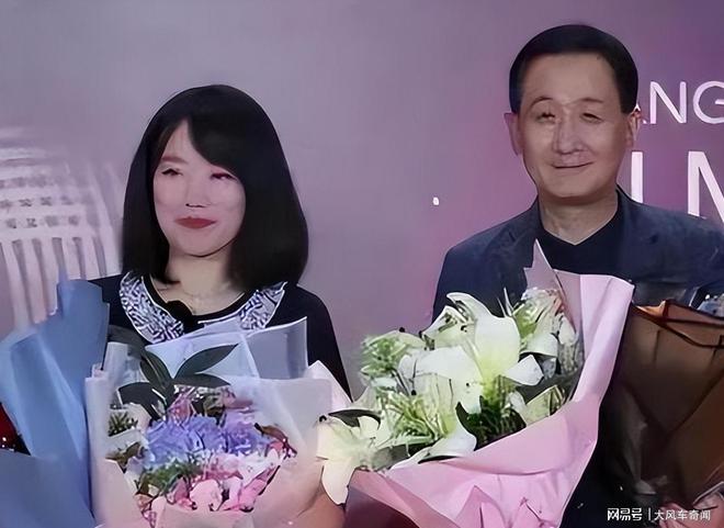 是北大高材生女儿和侄女长得很像梁天现状：66岁微微发福儿子