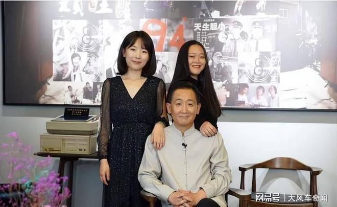 是北大高材生女儿和侄女长得很像梁天现状：66岁微微发福儿子(图12)