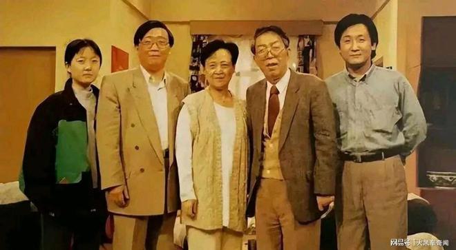是北大高材生女儿和侄女长得很像梁天现状：66岁微微发福儿子(图13)